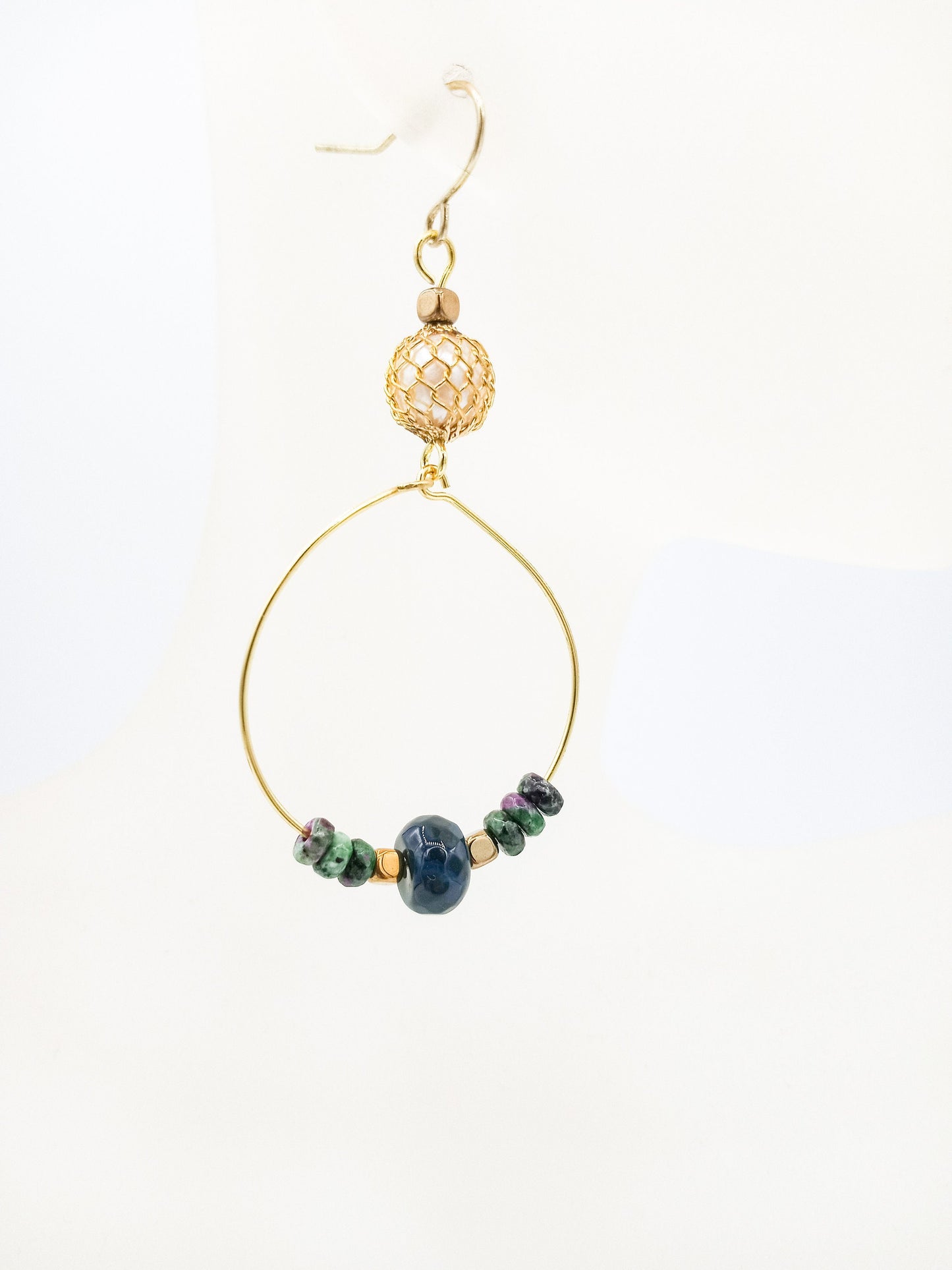 Earrings Nk Golden hoop Earrings in Gold with a Green agate and with gold and glass pearls