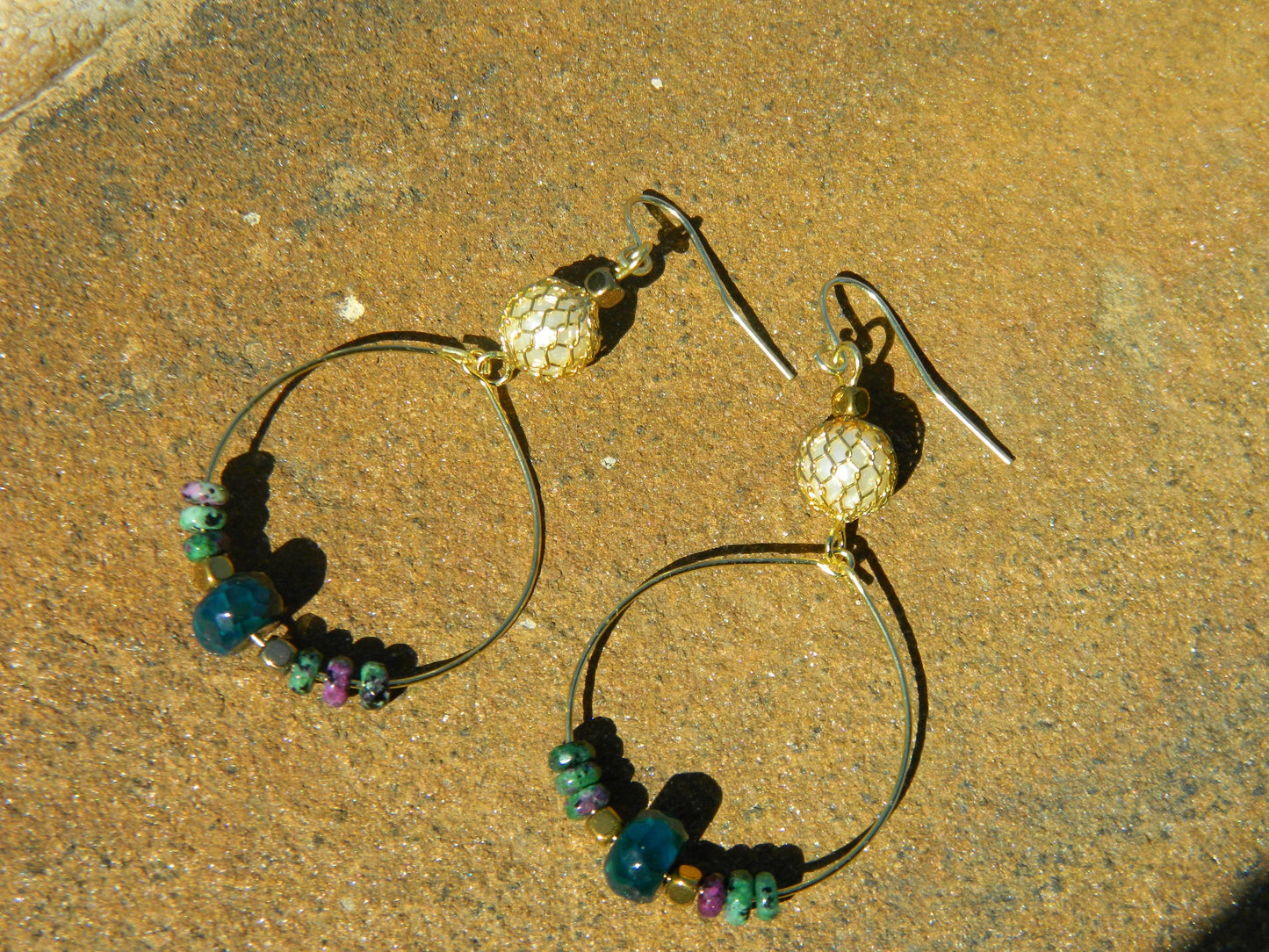 Earrings Nk Golden hoop Earrings in Gold with a Green agate and with gold and glass pearls