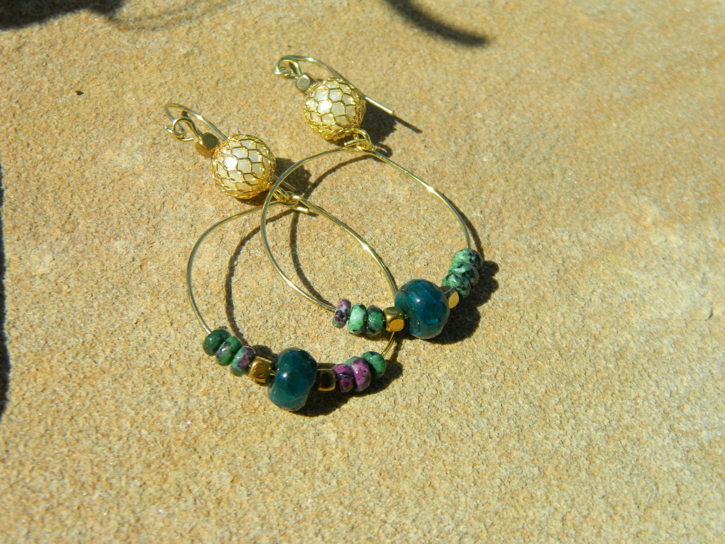 Earrings Nk Golden hoop Earrings in Gold with a Green agate and with gold and glass pearls