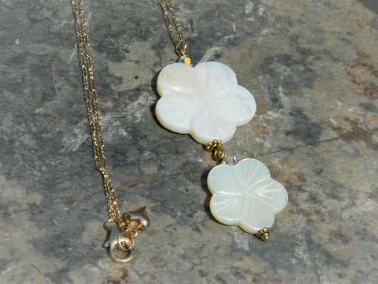 Shell Flower Pendant Necklace, Mother of Pearl Necklace, Gold Filled Chain, Small Heart Charm, Trending Necklace, Stylish Necklace, Stunning