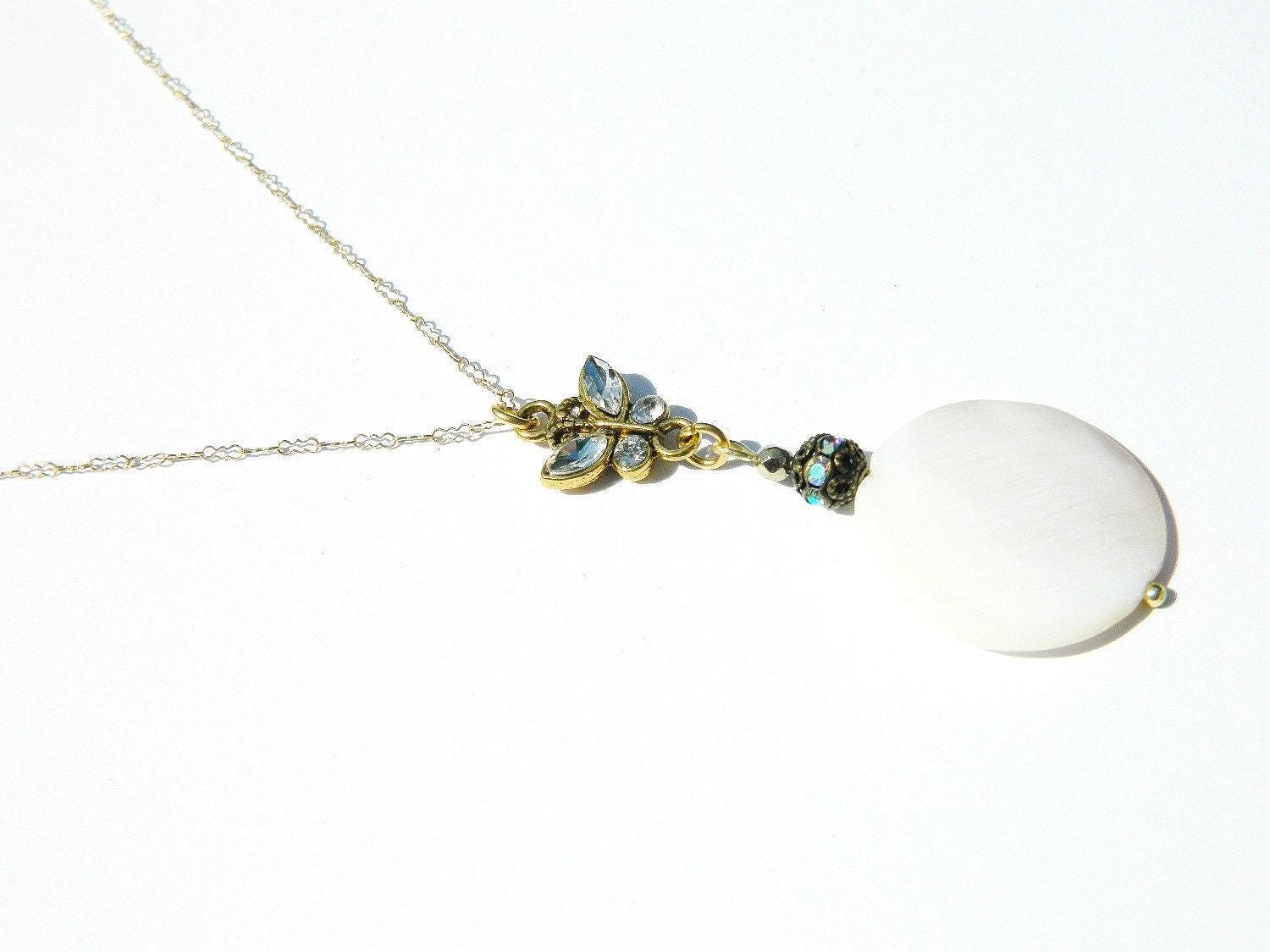 Ivory Round Pendant, Mother of Pearl Pendant, Gold filled necklace, Stylish Necklace, Flattering Necklace, Trending Necklace