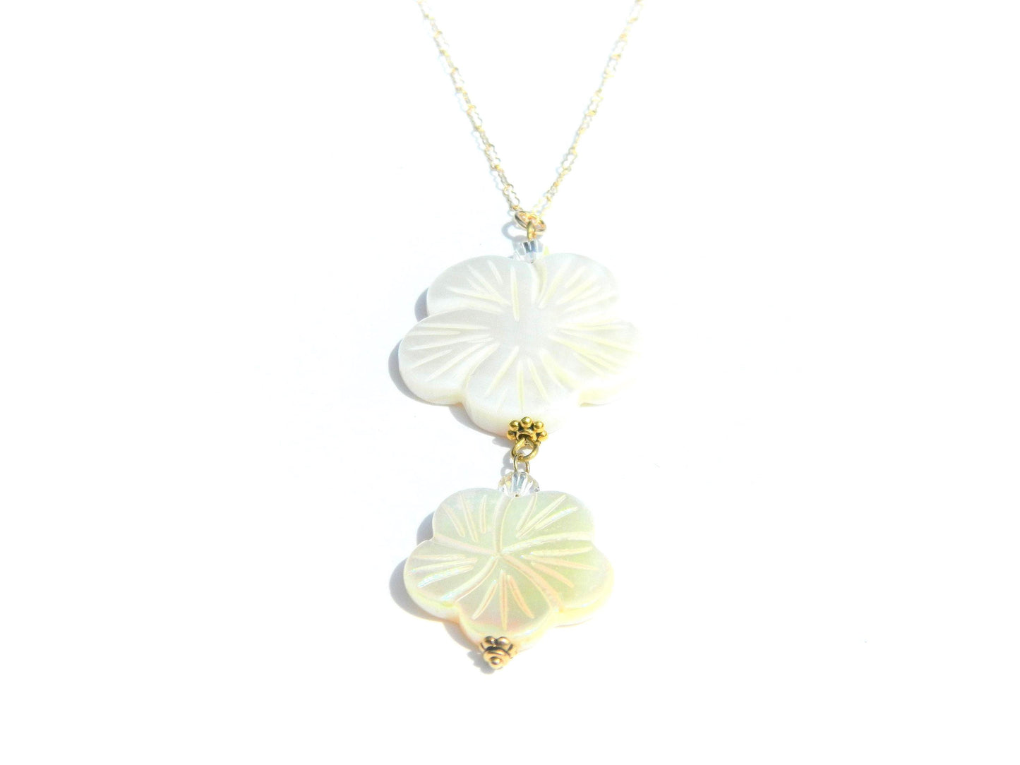 Shell Flower Pendant Necklace, Mother of Pearl Necklace, Gold Filled Chain, Small Heart Charm, Trending Necklace, Stylish Necklace, Stunning
