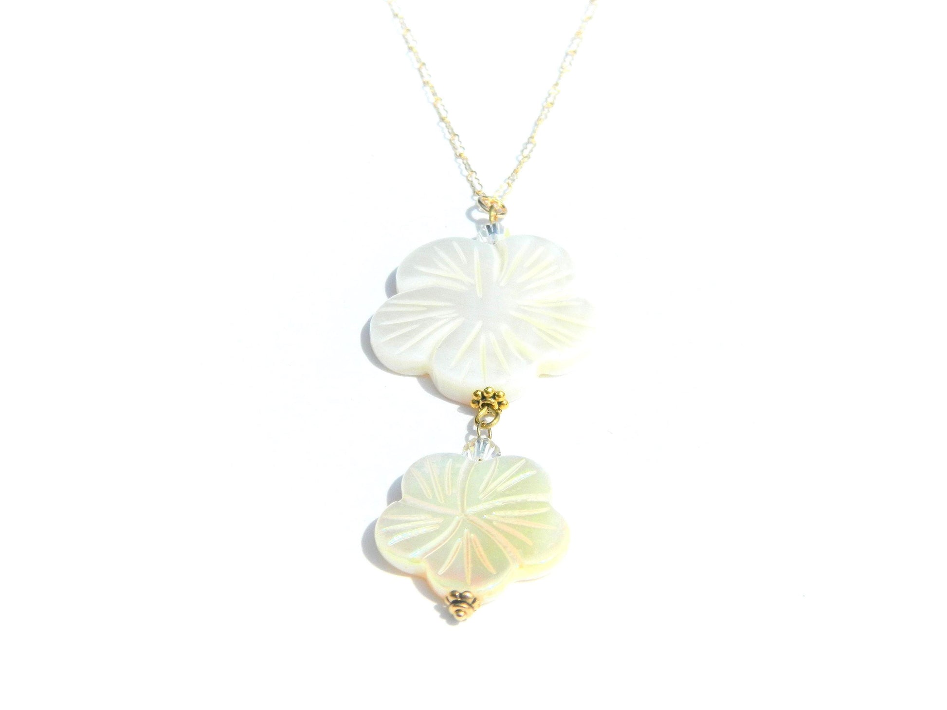 Shell Flower Pendant Necklace, Mother of Pearl Necklace, Gold Filled Chain, Small Heart Charm, Trending Necklace, Stylish Necklace, Stunning