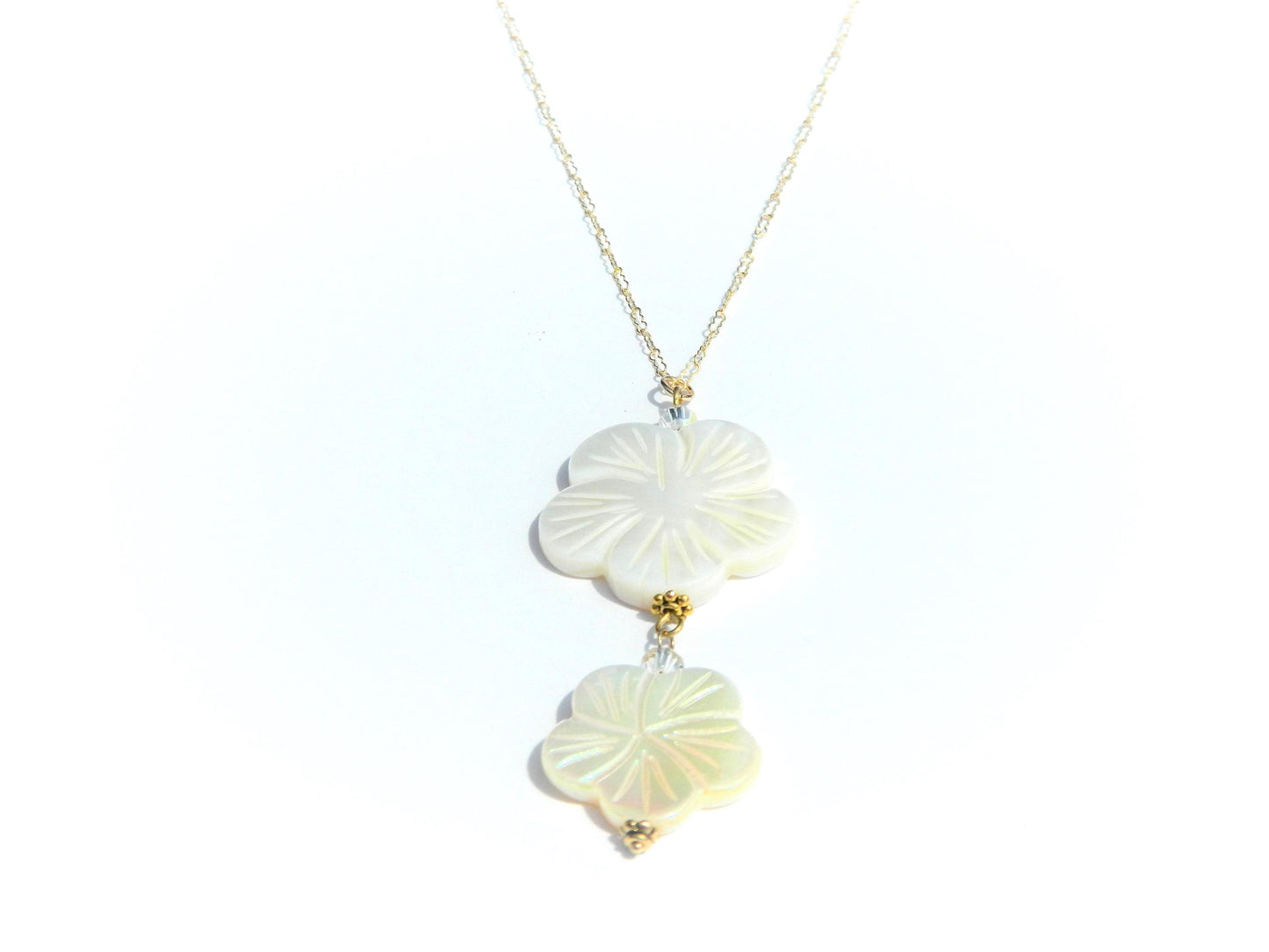 Shell Flower Pendant Necklace, Mother of Pearl Necklace, Gold Filled Chain, Small Heart Charm, Trending Necklace, Stylish Necklace, Stunning