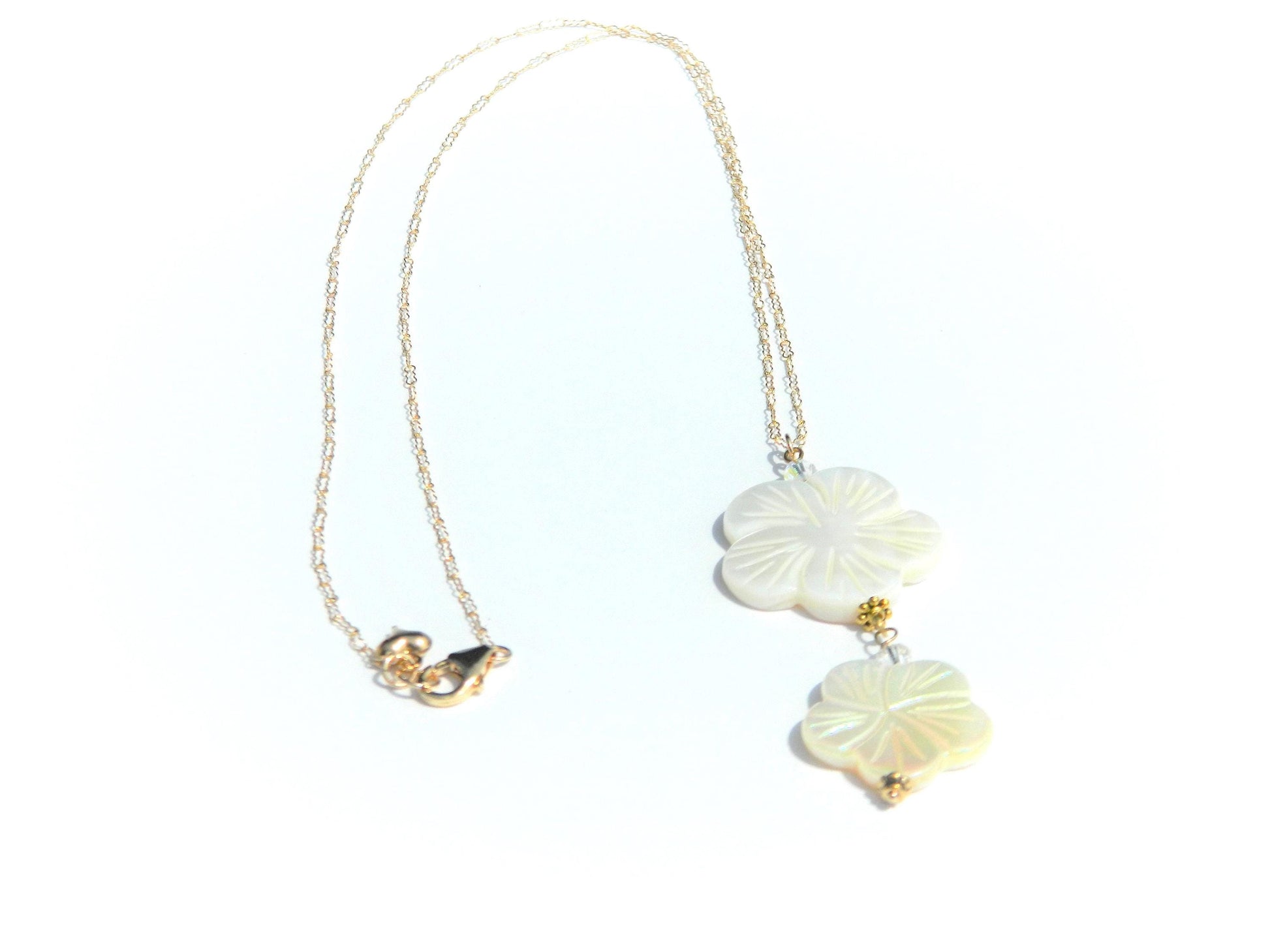 Shell Flower Pendant Necklace, Mother of Pearl Necklace, Gold Filled Chain, Small Heart Charm, Trending Necklace, Stylish Necklace, Stunning