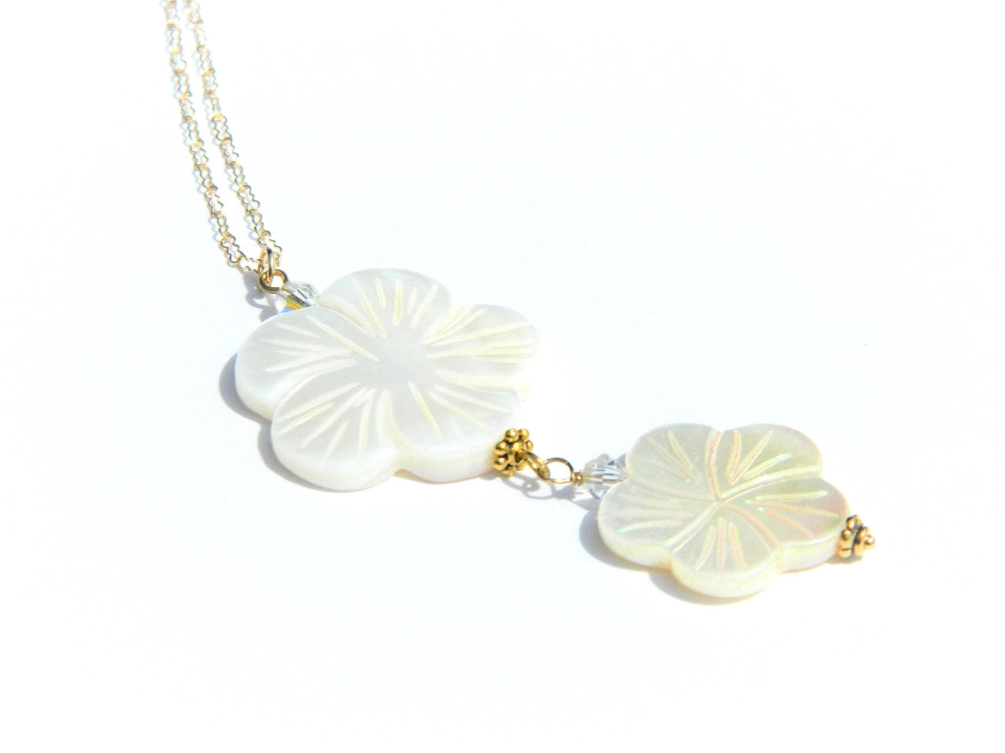 Shell Flower Pendant Necklace, Mother of Pearl Necklace, Gold Filled Chain, Small Heart Charm, Trending Necklace, Stylish Necklace, Stunning
