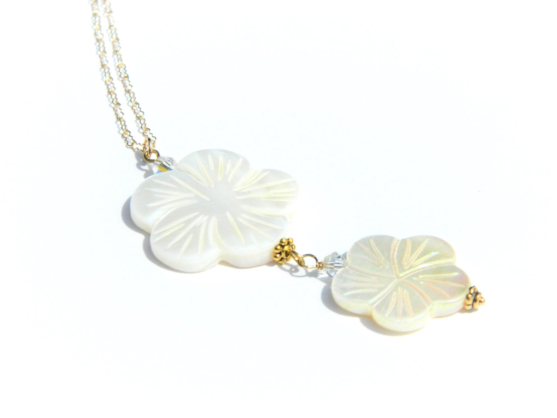 Shell Flower Pendant Necklace, Mother of Pearl Necklace, Gold Filled Chain, Small Heart Charm, Trending Necklace, Stylish Necklace, Stunning